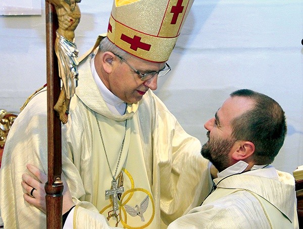   Krzyż misyjny o. Maciejowi wręczył bp Jan Piotrowski