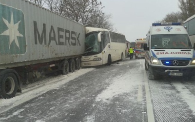 Po zderzeniu autokaru z tirem przez kilka godzin powstały utrudnienia w ruchu na krajowej siódemce