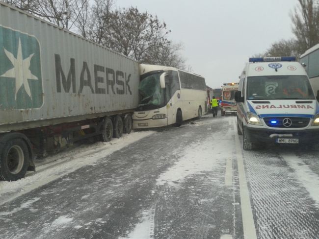 Po zderzeniu autokaru z tirem przez kilka godzin powstały utrudnienia w ruchu na krajowej siódemce