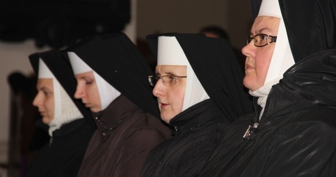W katedrze łowickiej podczas Mszy św. osoby konsekrowane odnowiły swoje śluby
