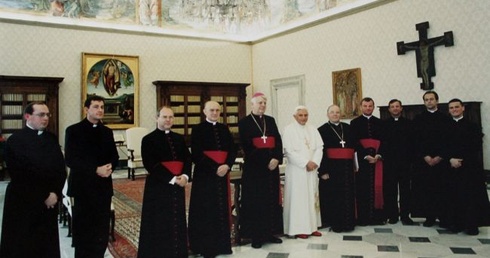 Pamiątkowe zdjęcie z audiecji, jakiej bp. Stanisławowi Wielgusowi udzielił papież Benedykt XVI. Biskupowi płockiemu towarzyszył bp Roman Marcinkowski i grupa księży z diecezji płockiej