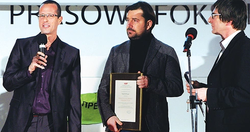 Dziennikarze Nissan Tzur (z lewej) i Wojciech Surmacz otrzymali od SDP nagrodę Watergate za najlepszy tekst śledczy 2013 r. Jednak pod naciskiem niemieckiego wydawcy musieli przeprosić za to,  że w swoim artykule napisali prawdę