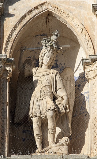 Św. Michał z portalu nad wejściem to patron tego miejsca