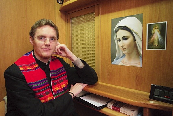 Ks. Piotr Hadro na posterunku, czyli w konfesjonale  