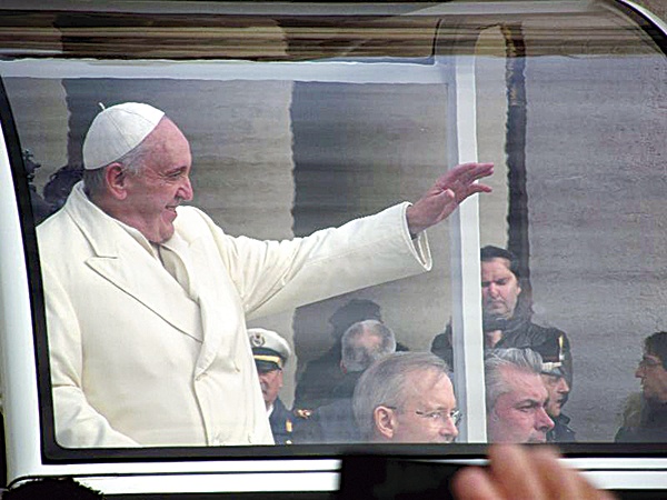  Papież Franciszek  podczas audiencji generalnej