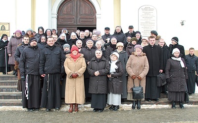  Uczestnicy spotkania po Mszy św. ustawili się do pamiątkowej fotografii.  Galeria na: radom.gosc.pl