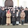  Uczestnicy spotkania po Mszy św. ustawili się do pamiątkowej fotografii.  Galeria na: radom.gosc.pl