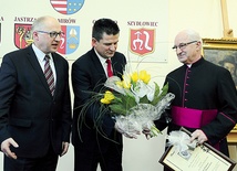  Nagrody wręczali (od lewej) Marek Sokołowski, przewodniczący Rady Powiatu, i starosta Włodzimierz Górlicki