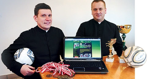  Organizatorzy turnieju: ks. Ireneusz Szustak (z prawej)  i ks. Maciej Jakubowski liczą na pełne trybuny