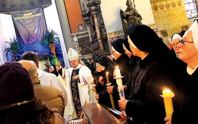  Biskup Roman poświęcił zapalone świece – gromnice. Potem wszystkie osoby konsekrowane odnowiły śluby zakonne