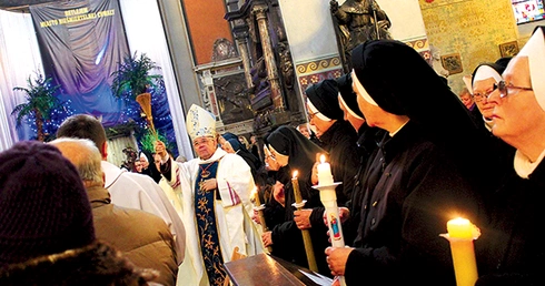  Biskup Roman poświęcił zapalone świece – gromnice. Potem wszystkie osoby konsekrowane odnowiły śluby zakonne