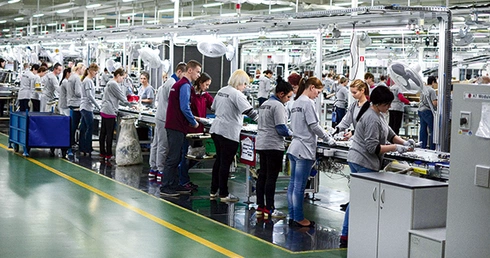 Widok na halę produkcyjną w mławskim LG
