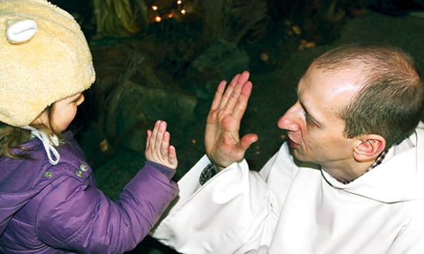 Ojciec Paweł Adamik, duszpasterz rodzin. Zainicjował u dominikanów „Mszę familijną”, po której spotyka się na herbacie z dziećmi i ich rodzicami