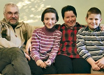 Maria, Andrzej, Kasia i Michał są szczęśliwą i kochającą się rodziną 