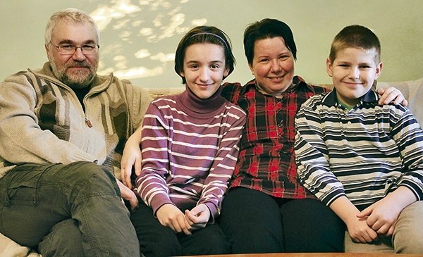 Maria, Andrzej, Kasia i Michał są szczęśliwą i kochającą się rodziną 