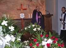  Modlitwę w kaplicy cmentarnej poprowadził ks. Tomasz Horak, z którym pani Teresa przez lata współtworzyła „Gościa Opolskiego”