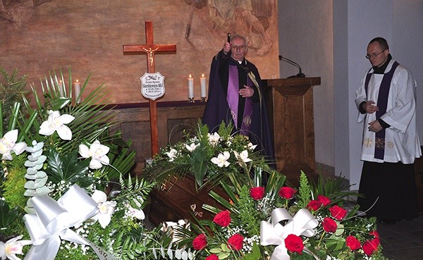  Modlitwę w kaplicy cmentarnej poprowadził ks. Tomasz Horak, z którym pani Teresa przez lata współtworzyła „Gościa Opolskiego”