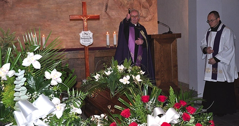  Modlitwę w kaplicy cmentarnej poprowadził ks. Tomasz Horak, z którym pani Teresa przez lata współtworzyła „Gościa Opolskiego”