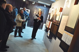  Uczestnicy obchodów 69. rocznicy Tragedii Górnośląskiej mogli obejrzeć wystawę poświęconą ofiarom łambinowickiego obozu z lat 1945–1946. Opowiadała o niej dr Renata Kobylarz-Buła, wicedyrektor CMJW