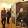  Na prawie 40 planszach ekspozycja przybliża postać kardynała Augusta Hlonda. Wiele zdjęć pokazanych jest po raz pierwszy 