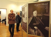  Na prawie 40 planszach ekspozycja przybliża postać kardynała Augusta Hlonda. Wiele zdjęć pokazanych jest po raz pierwszy 