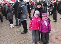 Manifestacja przy kolumnie Zygmunta odbyła się 2 lutego. Na zdjęciu: Joanna Obrzut z córką i bratanicą