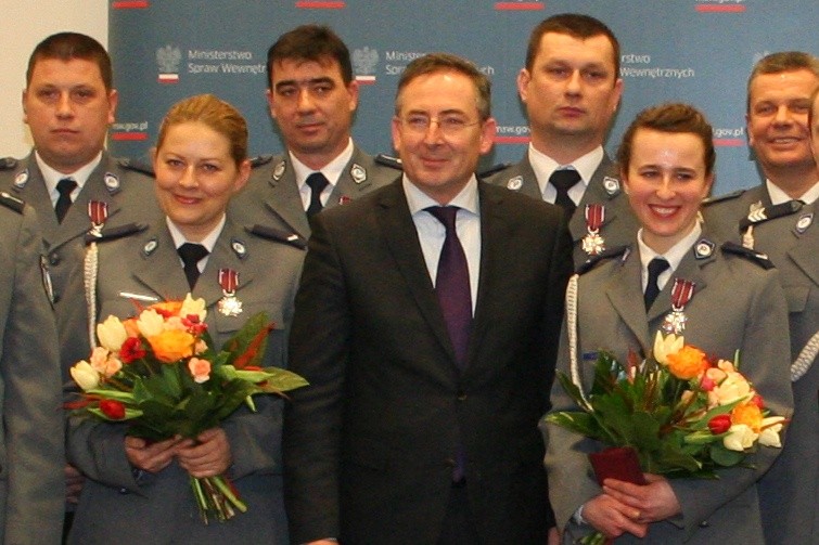 Minister spraw wewnętrznych Bartłomiej Sienkiewicz w otoczeniu żyrardowskich policjantek sierż. Anny Rabas-Szarskiej (po lewo) i sierż. Aleksandry Calik 