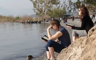 Z Biblią w ręku na Ziemi Jezusa