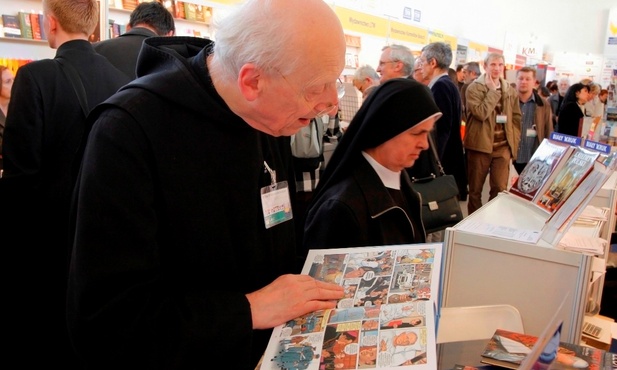 O. Leon Knabit pochłonięty lekturą komiksu?