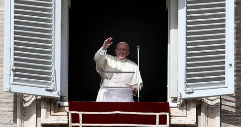 Papież rozmawia z pielgrzymami