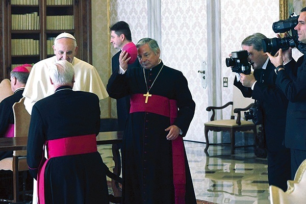  Bp Henryk Tomasik podczas audiencji z papieżem Franciszkiem. Przed ojcem świętym  bp Adam Odzimek