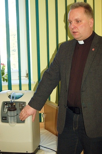  Ks. Robert Kowalski pokazuje jeden z koncentratorów tlenu zakupionych przez radomską Caritas 