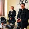  Były dyrektor Grzegorz Nowak (z lewej) obok przewodniczącego rady społecznej śląskiego NFZ Łukasza Falgiera