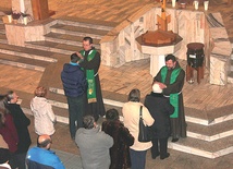  Błogosławieństwo indywidualne po Eucharystii w kościele franciszkanów w Zabrzu