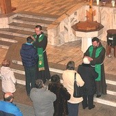  Błogosławieństwo indywidualne po Eucharystii w kościele franciszkanów w Zabrzu