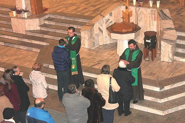  Błogosławieństwo indywidualne po Eucharystii w kościele franciszkanów w Zabrzu