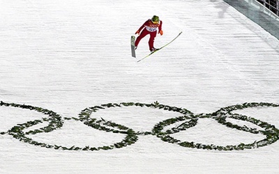  9.02.2014. Rosja. Soczi. Zimowe Igrzyska Olimpijskie. Kamil Stoch szybuje w konkursie skoków na średniej skoczni. Polak zdobył złoty medal 