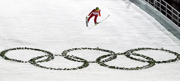  9.02.2014. Rosja. Soczi. Zimowe Igrzyska Olimpijskie. Kamil Stoch szybuje w konkursie skoków na średniej skoczni. Polak zdobył złoty medal 