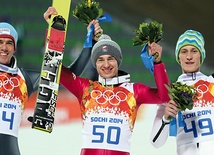 Kamil Stoch (w środku) w towarzystwie wicemistrza olimpijskiego Petera Prevca (z prawej) i zdobywcy brązowego medalu Andersa Bardala (z lewej)
