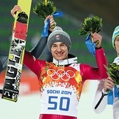 Kamil Stoch (w środku) w towarzystwie wicemistrza olimpijskiego Petera Prevca (z prawej) i zdobywcy brązowego medalu Andersa Bardala (z lewej)