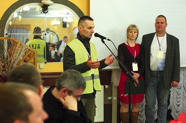 Do mikrofonu podchodzi mężczyzna, który przed chwilą ustawiał samochody na parkingu. Mówi zaledwie kilka minut,  a ja dyskretnie obserwuję, że wielu osobom wzruszenie zatyka gardło