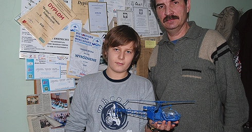 Olaf z instruktorem prezentują perfekcyjny mały śmigłowiec 