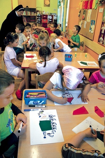 Ochronka, czyli przedszkole w Chojnowie. Prowadzona przez zakonnice placówka może poszczycić się najlepszymi wynikami nauczania w regionie i najdłuższą kolejką przed rokiem szkolnym