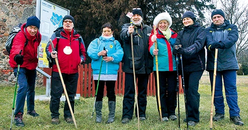 Trzymany w ręce kostur nie tyle dodaje powagi, co przede wszystkim pomaga w wędrówce