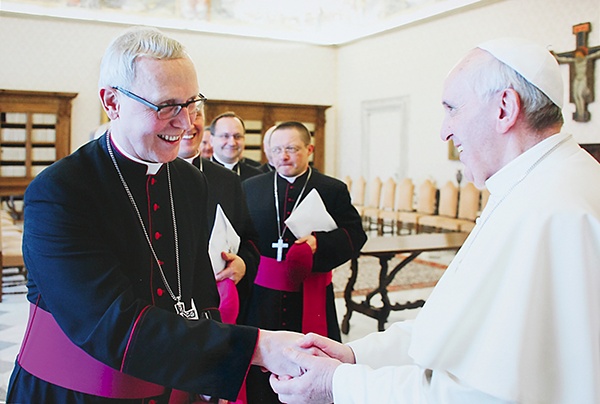 Bp Piotr Libera rozmawiał z papieżem Franciszkiem w czasie audiencji w bibliotece Pałacu Apostolskiego 3 lutego