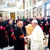 Papież Franciszek osobiście przywitał się z każdym  biskupem 