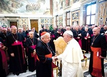 Papież Franciszek osobiście przywitał się z każdym  biskupem 