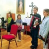   Pierwszy koncert dzieci z nowej parafii dla starszych ludzi 