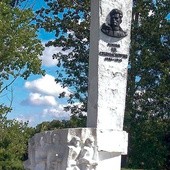  Pomnik gen. Iwana Czerniachowskiego od lat budzi spory wśród mieszkańców Pieniężna