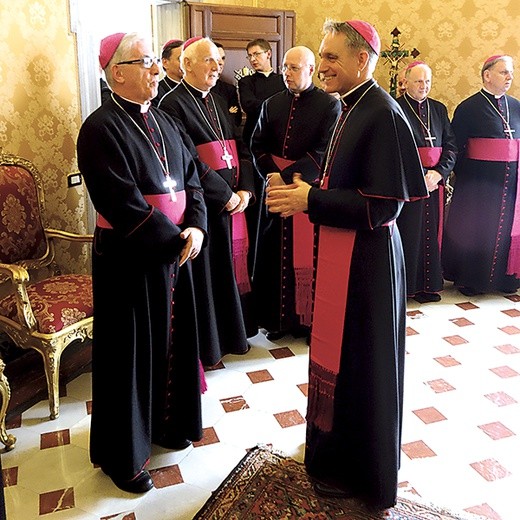  Prefekt Domu Papieskiego abp Georg Gänswein (z prawej) z metropolitą katowickim przed spotkaniem z papieżem Franciszkiem